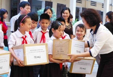 Nhà xuất bản giáo dục tặng 1.600 bộ sách cho học sinh miền Trung.