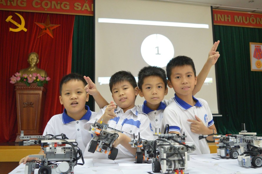 Học sinh tiểu học hào hứng với cuộc thi Robothon