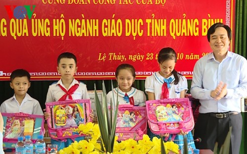 Bộ trưởng Phùng Xuân Nhạ tặng quà cho học sinh vùng lũ Quảng Bình