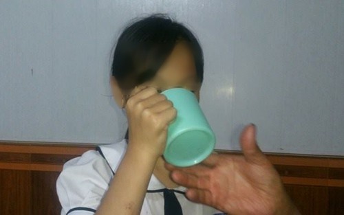 Học sinh bị cô giáo phạt uống nước vắt từ giẻ lau bảng