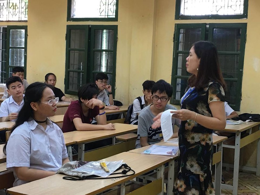 Thí sinh nghe giám thị phổ biến quy chế thi tại điểm thi THPT Quang Trung - Đống Đa