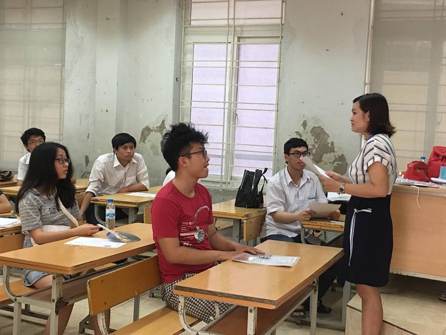 Thí sinh nghe phổ biến quy chế thi tại điểm thi THCS Phan Đình Giót