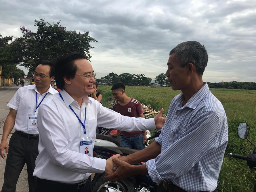 Bộ trưởng Phùng Xuân Nhạ hỏi thăm, động viên phụ huynh thí sinh tại điểm thi THPT Yên Viên - Gia lâm - Hà Nội
