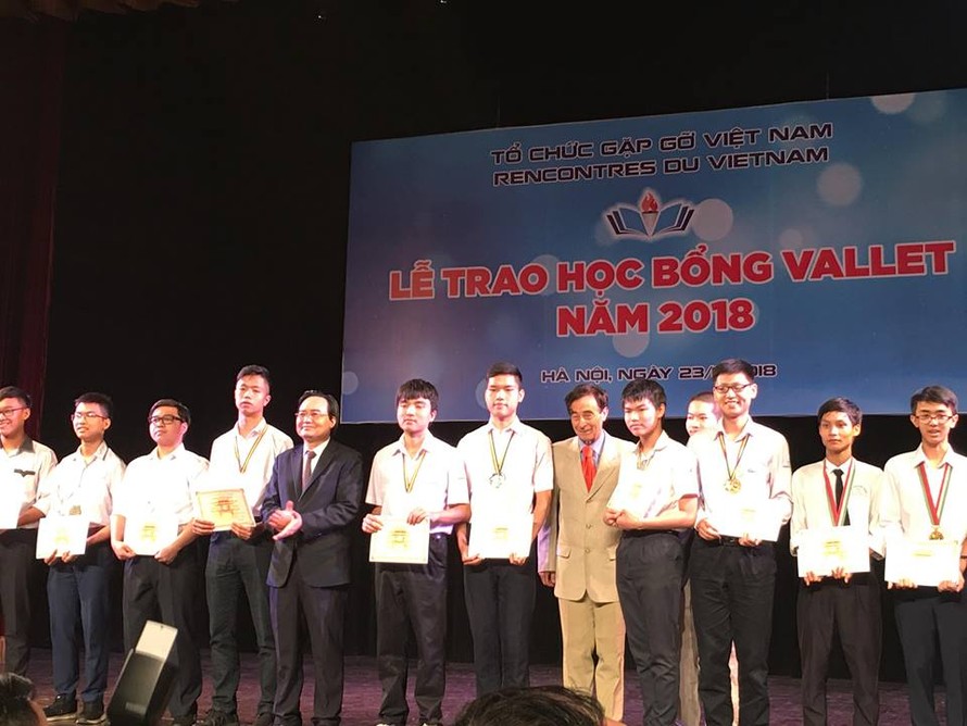 Bộ trưởng Phùng Xuân Nhạ trao học bổng cho học sinh xuất sắc
