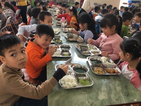 Học sinh Trường Tiểu học đô thị Sài Đồng trong bữa trưa.