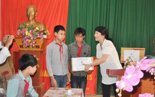 Bà Nguyễn Thị Thu Anh tặng quà cho học sinh vùng cao Hà Giang
