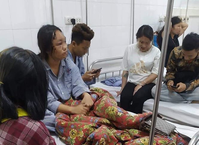 Học sinh bị đánh hội đồng đang được điều trị tại bệnh viện 