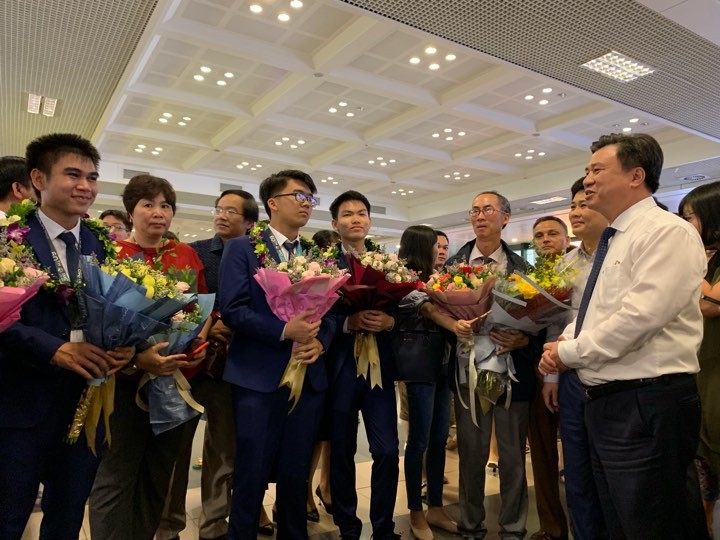 Thứ trưởng Nguyễn Hữu Độ chia vui với đoàn học sinh tham dự Olympic Toán 2019
