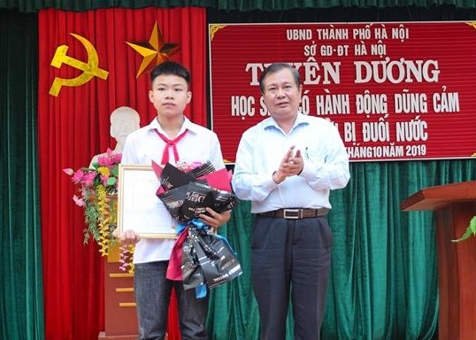 hó giám đốc Sở GD&ĐT Hà Nội ông Lê Ngọc Quang tặng bằng khen cho Hiếu. 