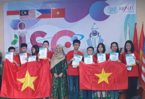 Đoàn học sinh Việt Nam nhận giải thưởng
