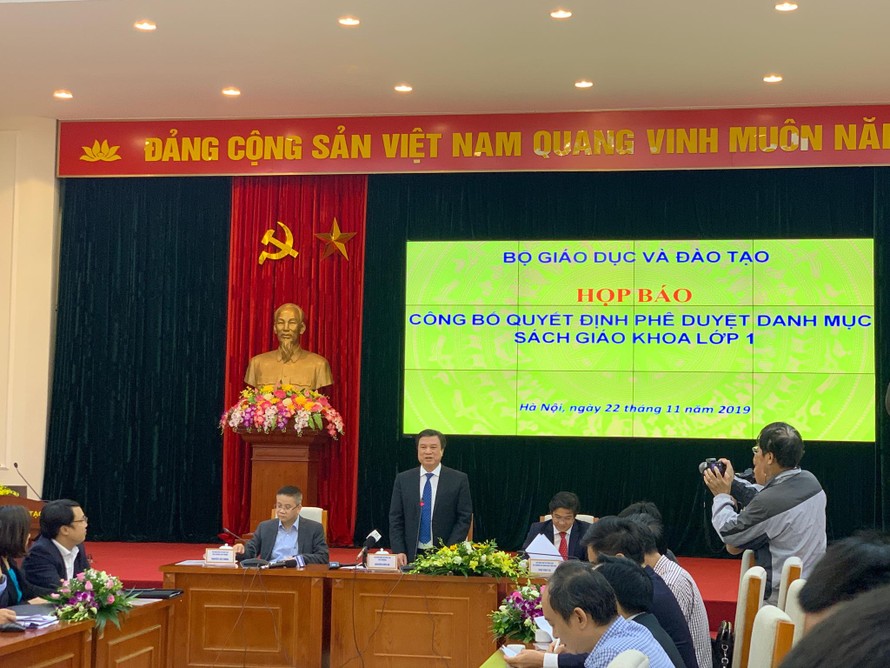 Thứ trưởng Nguyễn Hữu Độ công bố có 32 SGK được thông qua.