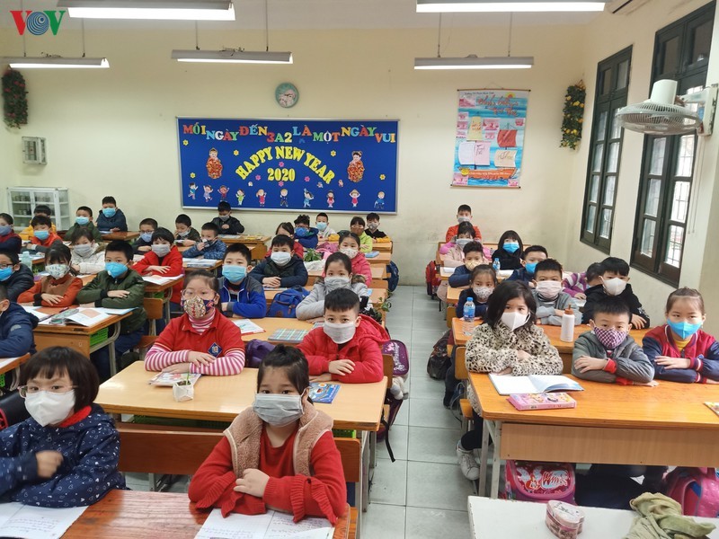 Học sinh trường tiểu học ở quận Thanh Xuân đeo khẩu trang trong lớp học