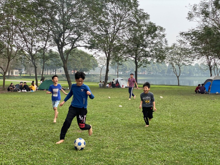 Nhiều bạn nhỏ được đá bóng thoả thích trong công viên.