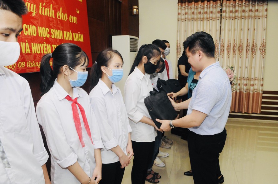 Học sinh lớp 9, 12 Hà Nội được tặng gần 900 máy tính để học trực tuyến.