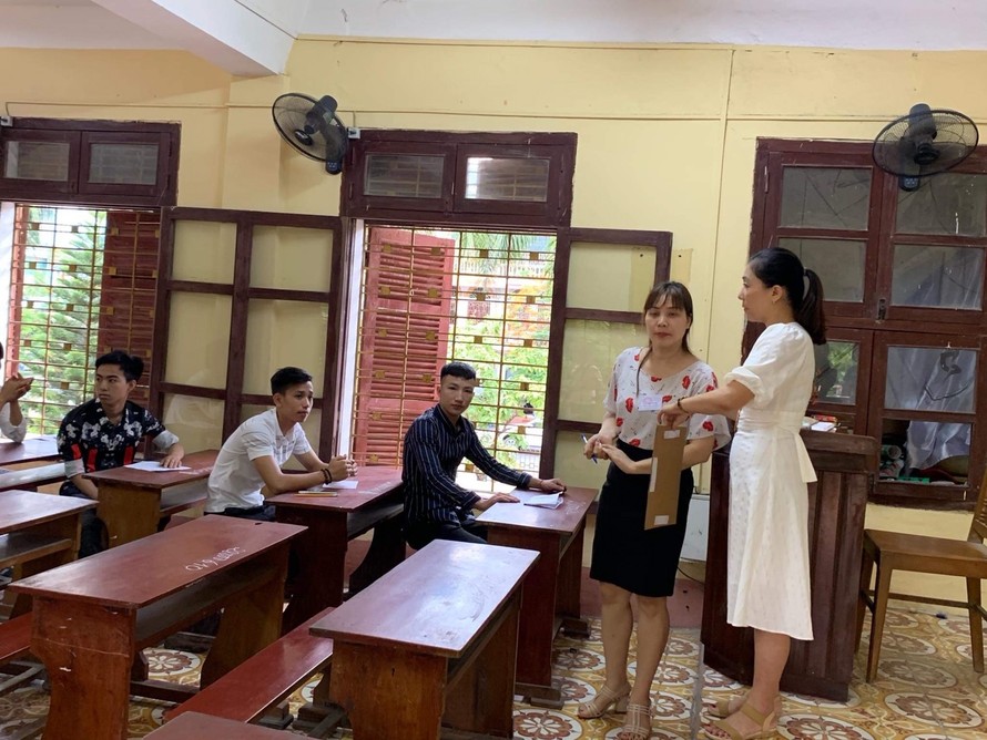 Cán bộ coi thi ở một điểm thi tại Thanh Hoá kỳ thi THPT quốc gia 2019.