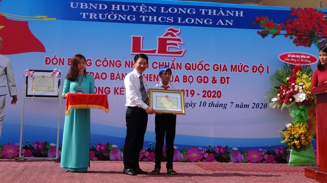 Bộ GD&ĐT tặng bằng khen cho em Phạm Trọng Đạt.
