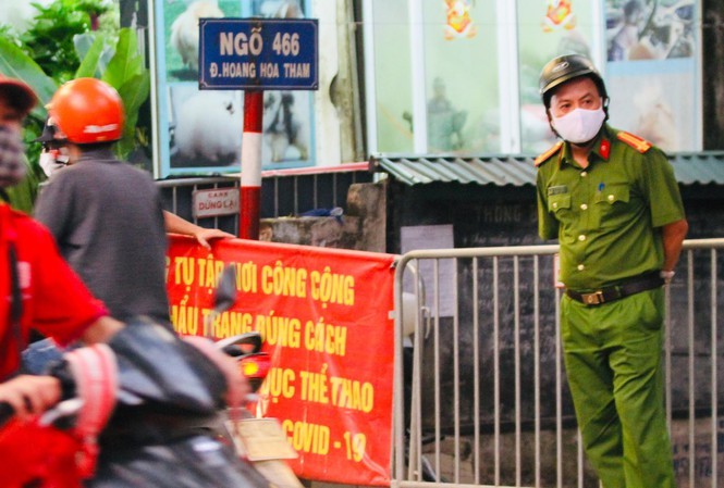 Lực lượng chức năng phun khử khuẩn, phong toả khu dân cư ở đường Hoàng Hoa Thám, quận Tây Hồ (Hà Nội)