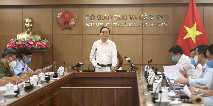 Bộ trưởng Phùng Xuân Nhạ phát biểu tại cuộc họp. 