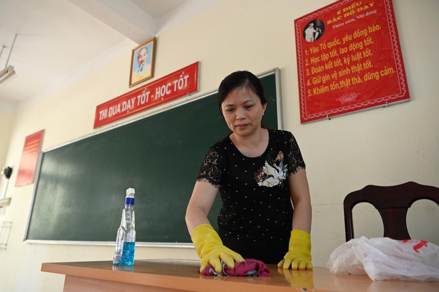 Giáo viên tại Hà Nội vệ sinh lớp học để phòng tránh dịch (ảnh: Như Ý)