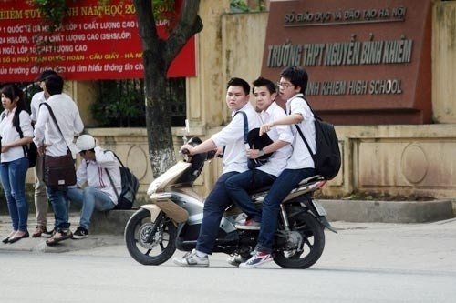 Vẫn còn tình trạng học sinh đi xe máy, không đội mũ bảo hiểm.