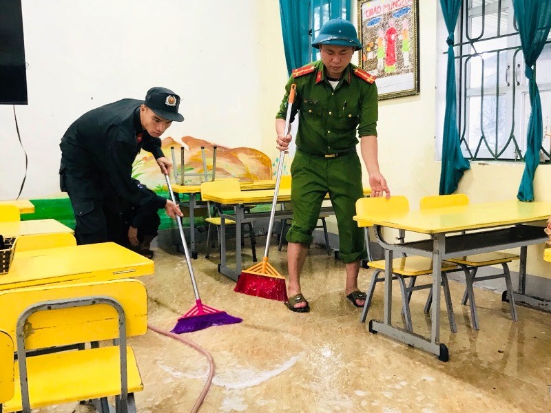 Lực lực Công an hỗ trợ trường học dọn dẹp vệ sinh sau lũ (ảnh: Trương Hoa)