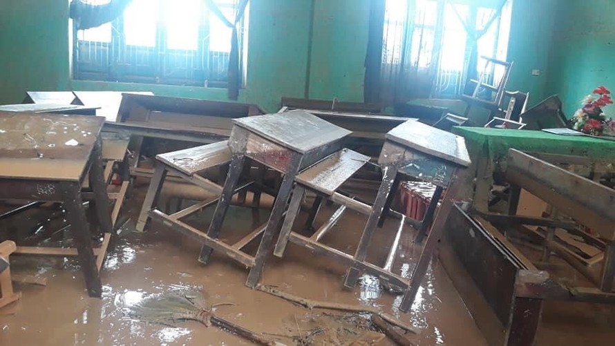 Cảnh bàn ghế tan hoang ở một trường học tỉnh Quảng Trị sau lũ lụt. 