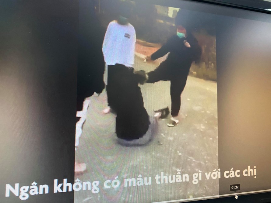 Học sinh bị đánh trên đường (ảnh cắt từ video).