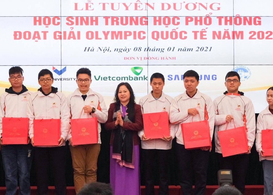 Thứ trưởng Bộ GD&ĐT Ngô Thị Minh trao quà Thủ tướng cho học sinh. 