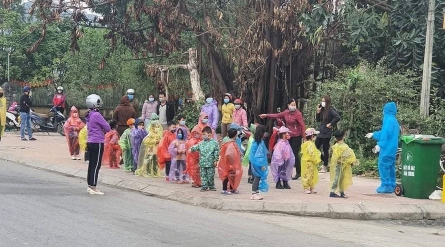 Hình ảnh 75 trẻ mầm non ở Hải Dương mặc áo mưa đi cách ly