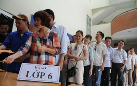 Phụ huynh xếp hàng mua hồ sơ tuyển sinh lớp 6 trường "hot" tại Hà Nội.