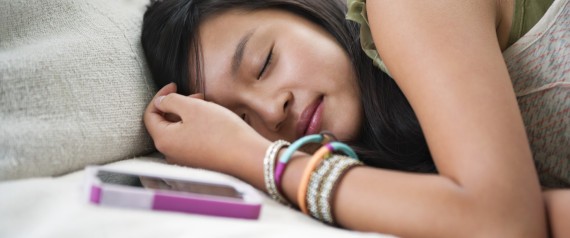 Vì sao bạn không nên đặt điện thoại bên cạnh lúc ngủ?