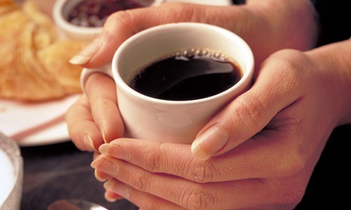 Phụ nữ uống nhiều cà phê khiến ngực teo tóp