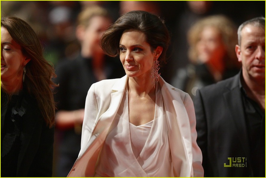Học lỏm bí quyết mặc vest chuẩn như Angelina Jolie