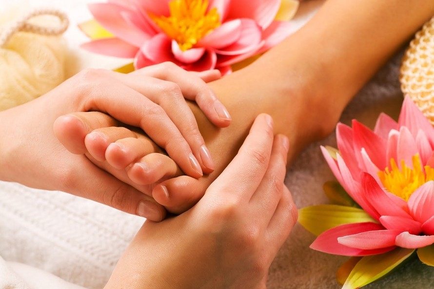 Vì sao nên massage chân trước khi đi ngủ?