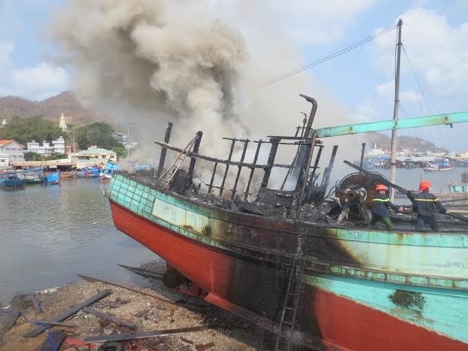 Cháy lớn trên tàu cá, một thuyền viên bị thương nặng