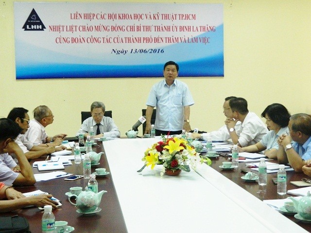 Bí thư Thành uỷ TPHCM Đinh La Thăng trao đổi với các nhà khoa học tại buổi làm việc sáng 13/6.