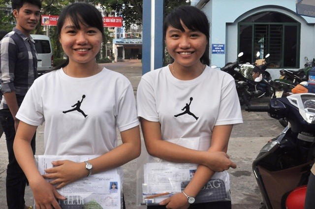 Hai chi em song sinh đó là thí sinh Nguyễn Đình Chi và Nguyễn Đình Quế dự thi THPT quốc gia 2016