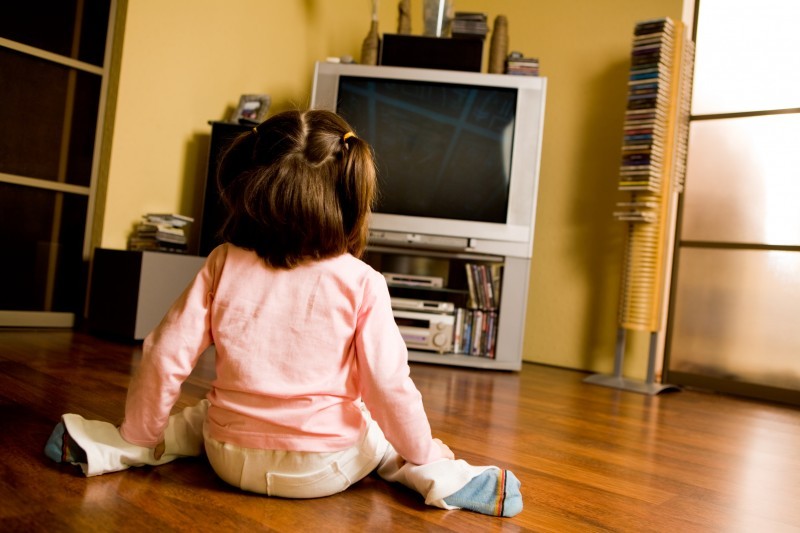 Hậu họa khôn lường khi cho trẻ xem tivi nhiều