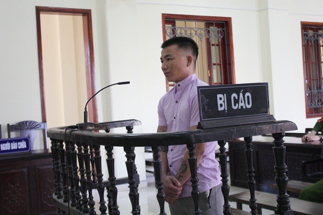 Bị cáo Hùng cúi đầu nhận tội trước tòa