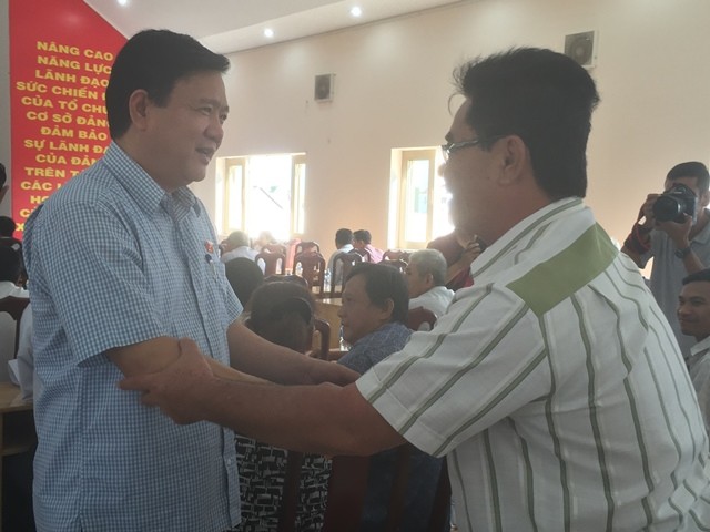 Bí thư Thành ủy TPHCM Đinh La Thăng trò chuyện với cử tri huyện Hóc Môn sáng 4/8. Ảnh: Quốc Ngọc