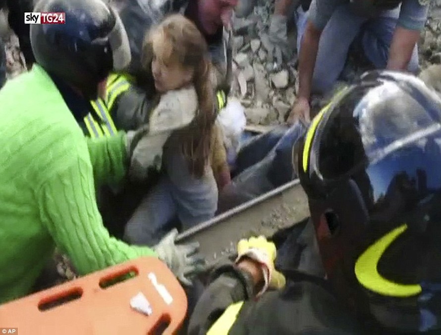 Bé gái 10 tuổi sống sót sau 17 tiếng mắc kẹt vì động đất ở Ý