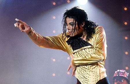 Michael Jackson đứng đầu danh sách những tên tuổi đã khuất nhưng vẫn đem về khối tài sản khổng lồ, với 825 triệu đô trong năm qua.