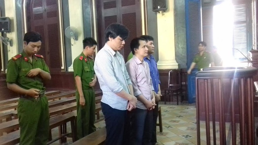 Ba bị cáo tại tòa sáng 22/12. Ảnh: Tân Châu
