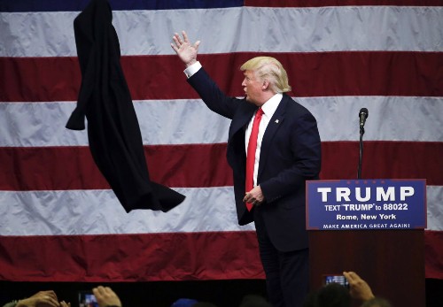 Donald Trump tung áo khoác của mình trong một sự kiện tại New York hồi tháng 4. Ảnh: Reuters 