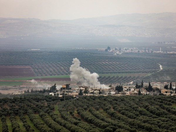 Khói bốc lên từ làng Deir Ballut ở vùng Afrin, Syria sau một cuộc không kích do Thổ Nhĩ Kỳ tiến hành ngày 10/2. (Nguồn: AFP/TTXVN) 
