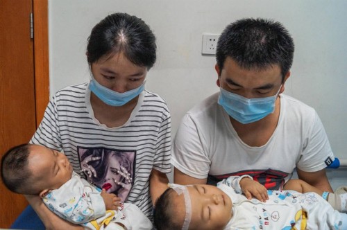 Vợ chồng nghèo Trung Quốc bốc thăm chọn cứu một trong hai con sinh đôi
