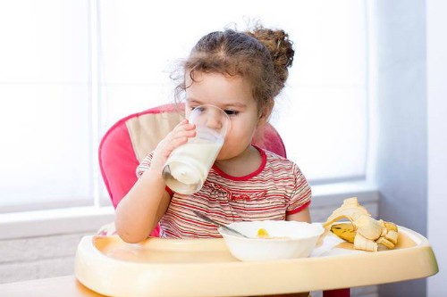 Trẻ mắc tay chân miệng cần ăn những thực phẩm mềm mịn, mát lạnh, như: cháo, sữa, sữa chua, nước ép hoa quả,... Ảnh: Health 