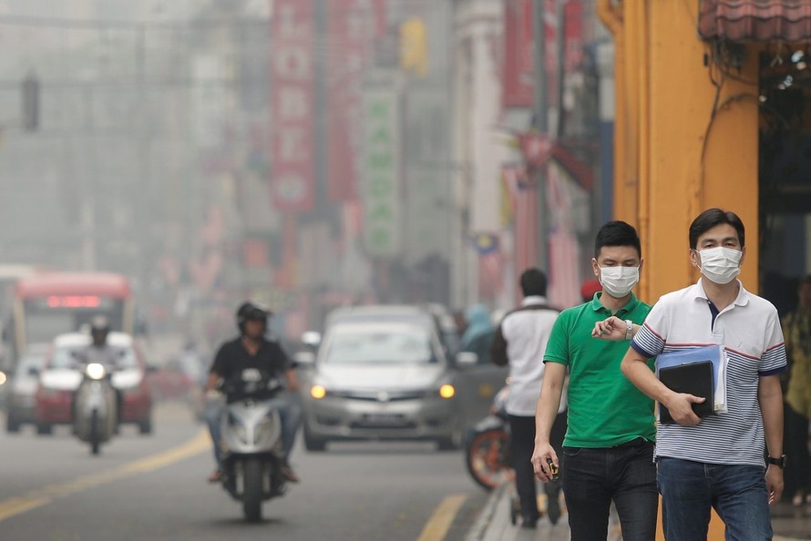 Ảnh minh họa: Người đi bộ đeo khẩu trang để phòng tránh ô nhiễm không khí ở Kuala Lumpur, Malaysia. - Medium. 