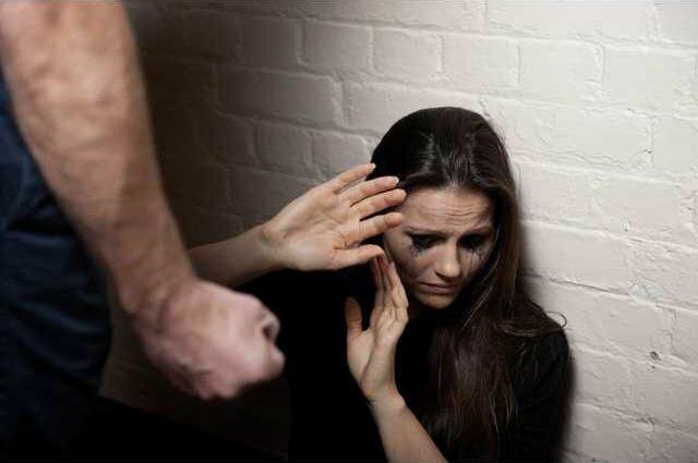 Phụ nữ cam chịu bạo lực và ở lại với người đánh đập mình vì rất nhiều lý do. Ảnh: Psychcentral. 