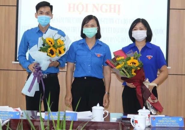 Chị Triệu Thanh Dung (bìa phải) nhận hoa chúc mừng của BCH tỉnh đoàn Cao Bằng. - Ảnh: TL